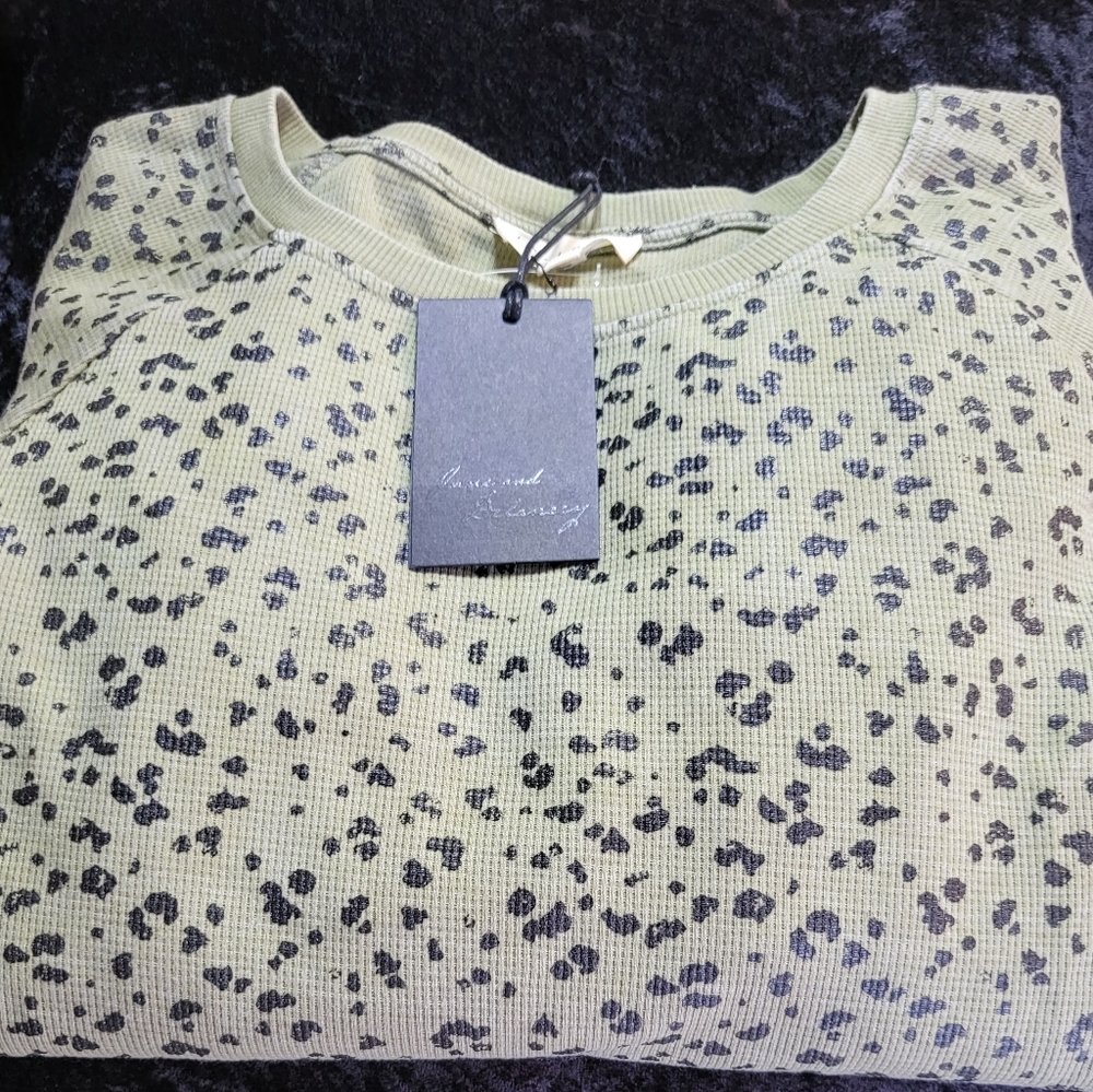 Stylish Jane and Delancy Leopard Print Army Green Pullover Top Size Medium NWT - Picture 3 of 5